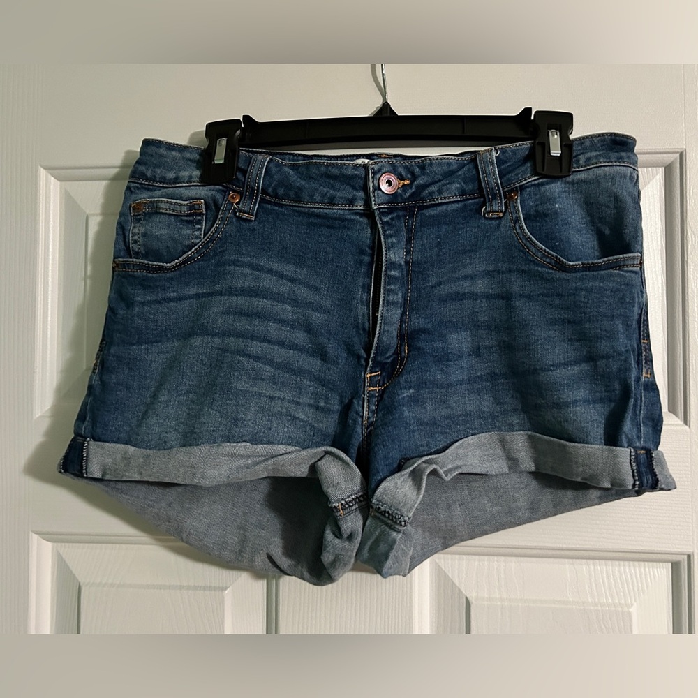 Juniors Celebrity Pink Jean shorts size 11/30